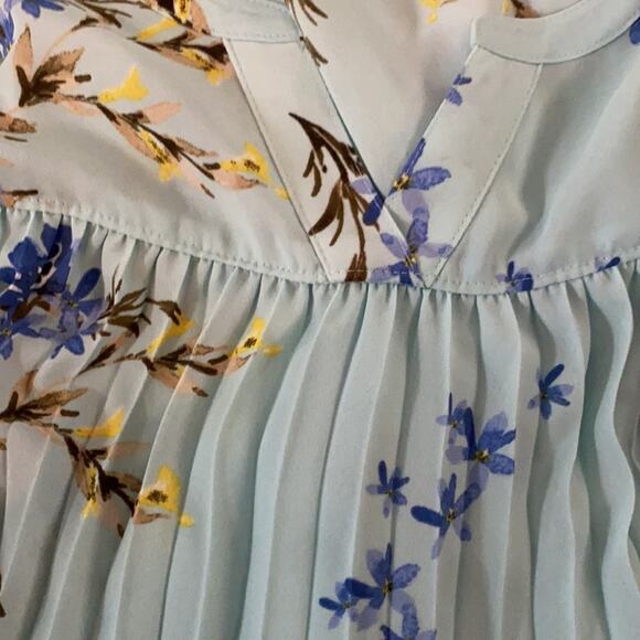 Croft & Barrow blue floral front Pleated top - Picture 10 of 10